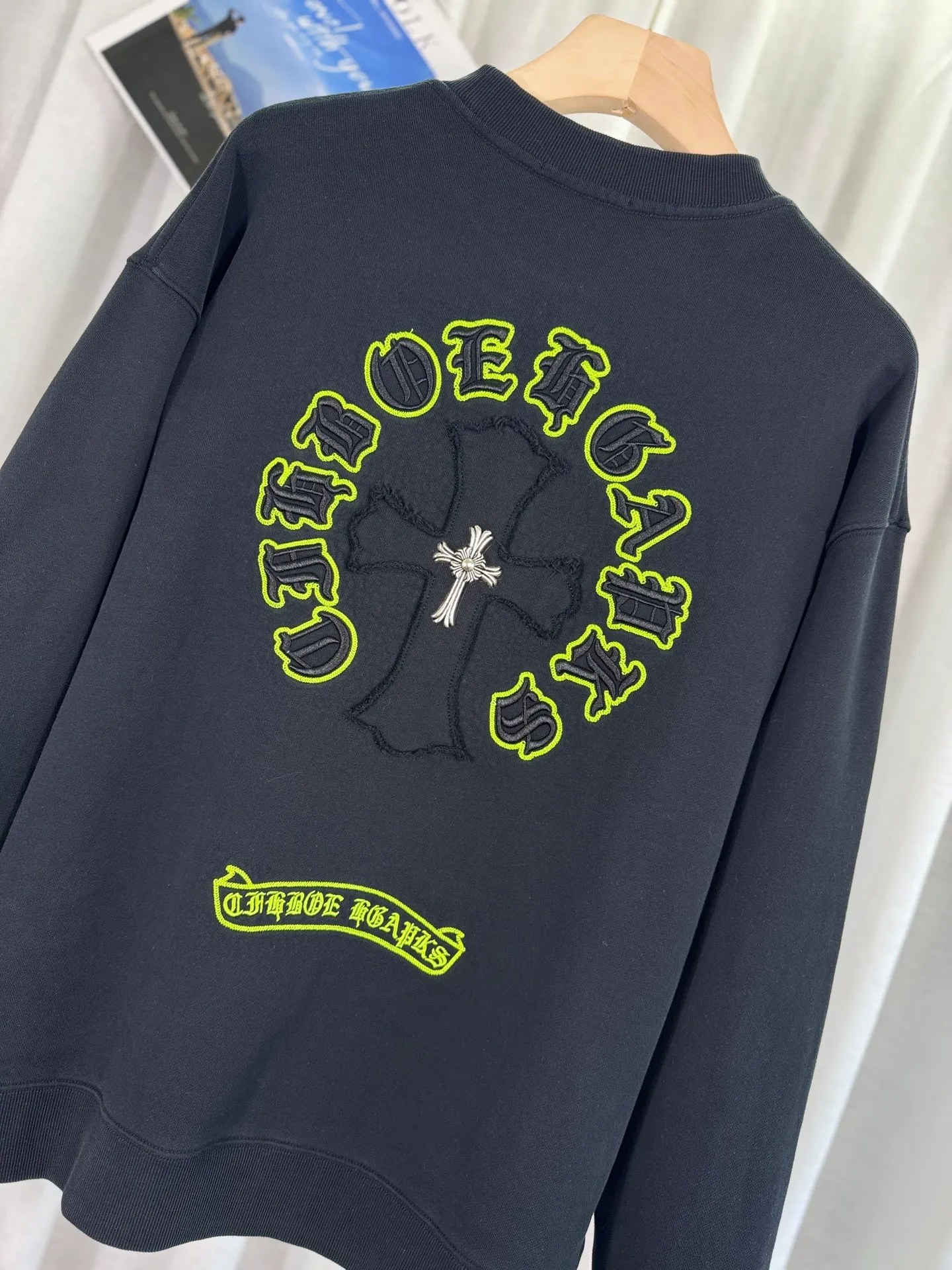 P260 top version, real shot without P, ​​different from market currency) 𝗖𝗵𝗿𝗼𝗺𝗲 𝗛𝗲𝗮𝗿𝘁𝘀/Cro Heart 2025 patch embroidery autumn and winter new original single counter American laser burnt 3D three-dimensional color embroidery couple casual sweatshirt 👑The highest version! Customized fabric 400g tripe terry fabric! American acid-washed and distressed original fabric laser burnt ✟appliqué embroidery and exquisite embroidery of letters! The best-selling model in the counter, very comfortable to wear. Accessories: original molded and authenticated collar label➕100% silk wash label. Genuine purchase-grade original hangtag��matching hanging rope➕3D hanging beads➕original packaging bag. Craftsmanship: The original version has consistent wiring! The highest version of the armhole matching technique! Color: White Black Size: S M L XL Style Number: 25-312